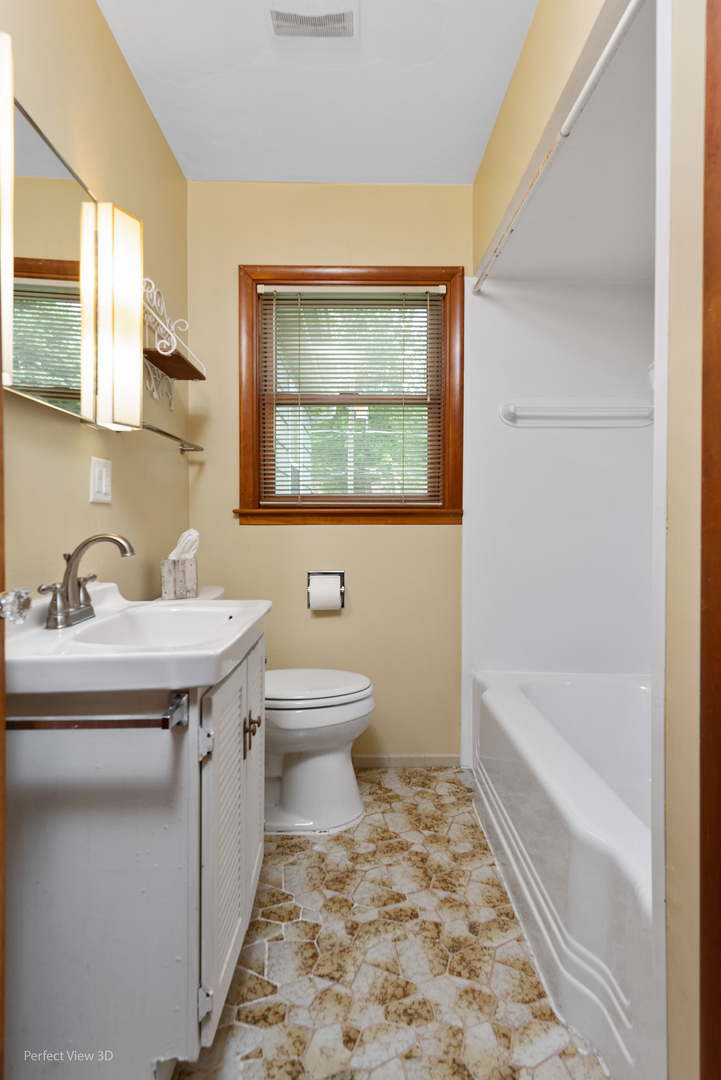 168 South Alfred Avenue Elgin, IL 60123 - Photo 10 of 15 a bathroom with a sink a toilet and a bathtub