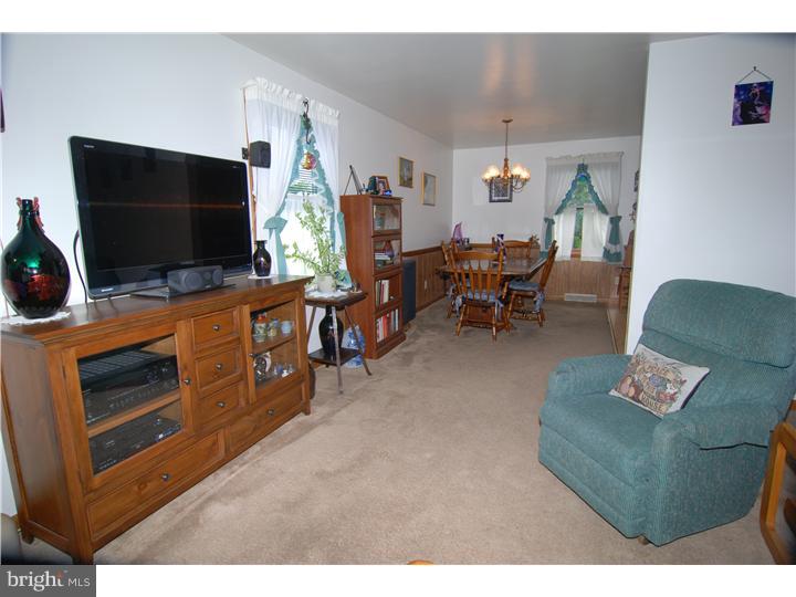 527 Calco Avenue Sinking Spring, PA 19608 - Photo 4 of 25 Living Room