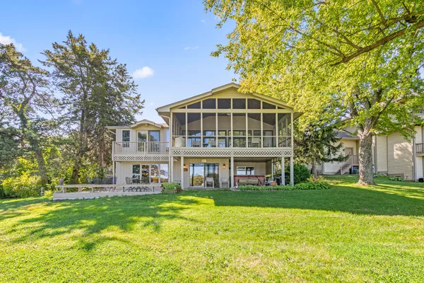 $879,900 | 24 Holiday Drive, Lake Holiday, IL 60552