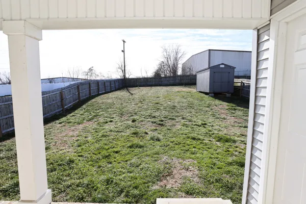 a view of a backyard