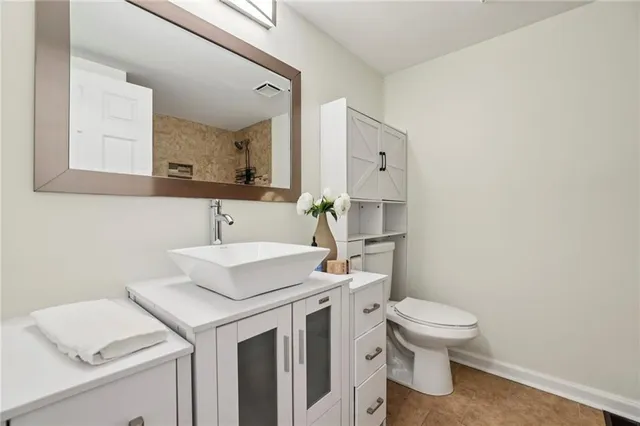 $565,000 | 10405 Meadow Crest Lane, Alpharetta, GA 30022