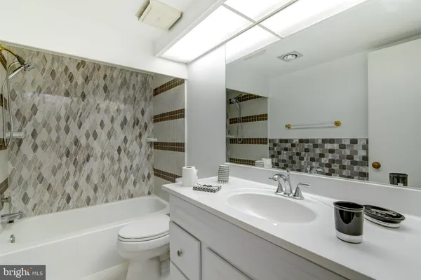 $3,200 | 1800 Old Meadow Road, Unit 1510, McLean, VA 22102