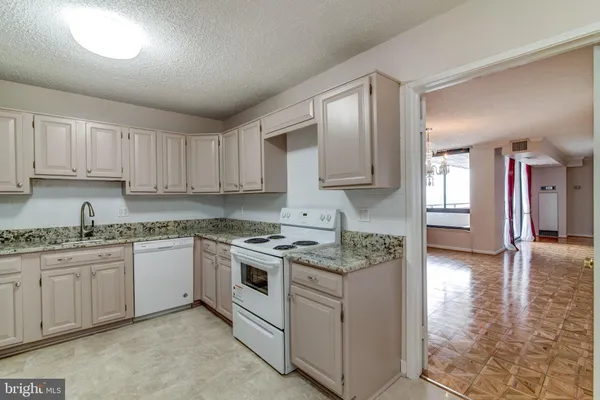 $3,200 | 1800 Old Meadow Road, Unit 1510, McLean, VA 22102