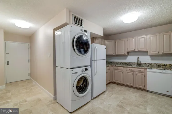 $3,200 | 1800 Old Meadow Road, Unit 1510, McLean, VA 22102