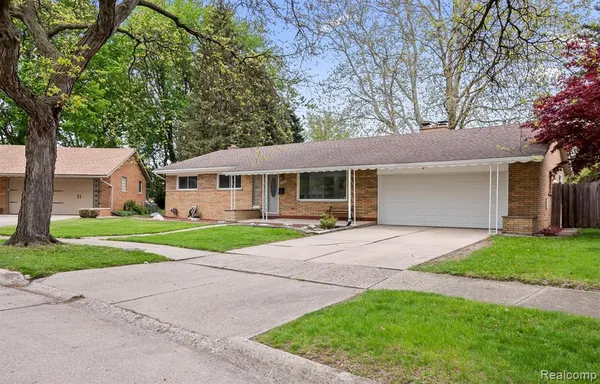 $319,500 | 11215 Chippewa Drive, Warren, MI 48093