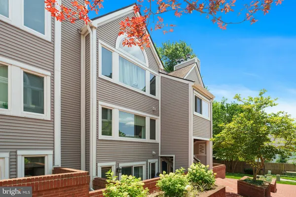 $560,000 | 5560 Langston Boulevard, Unit 63E, Arlington, VA 22207
