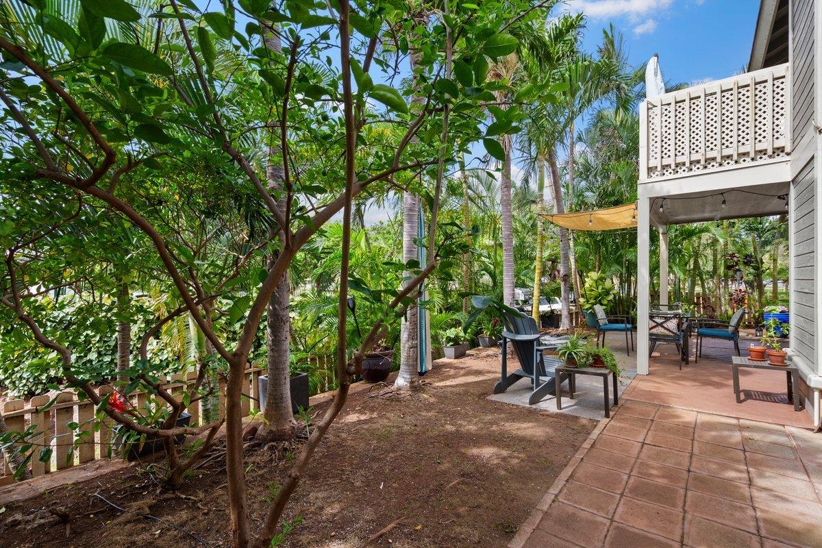 140 Uwapo Road, Unit 35102 Kihei, HI 96753 - Photo 2 of 30 a view of a patio with table and chairs and floor to ceiling window