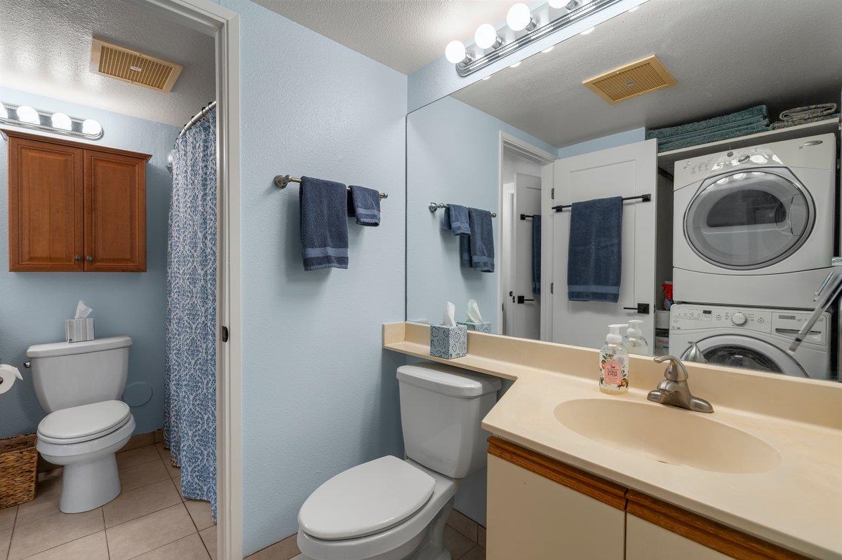140 Uwapo Road, Unit 35102 Kihei, HI 96753 - Photo 6 of 30 a bathroom with a toilet a sink and mirror
