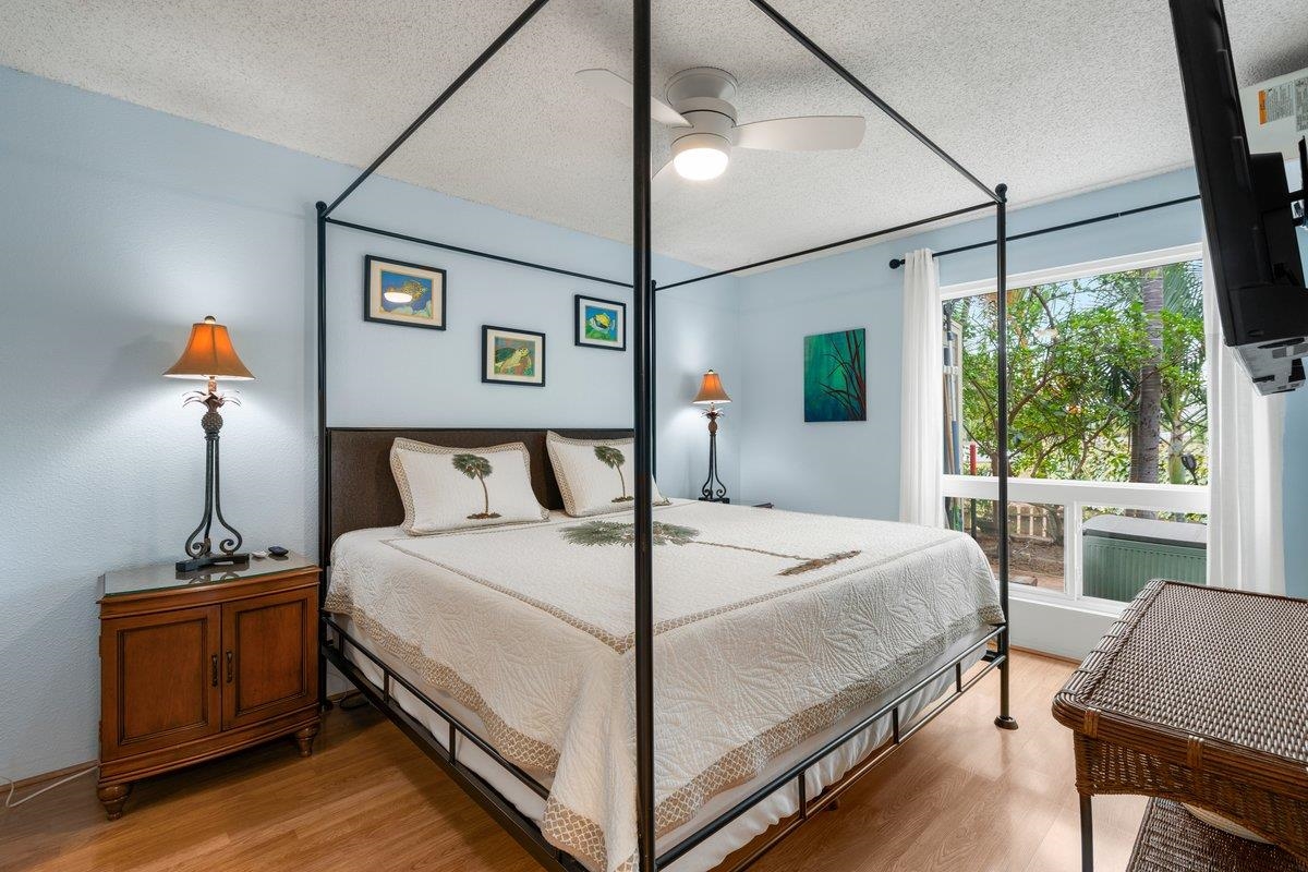 140 Uwapo Road, Unit 35102 Kihei, HI 96753 - Photo 7 of 30 a bedroom with a bed and a table