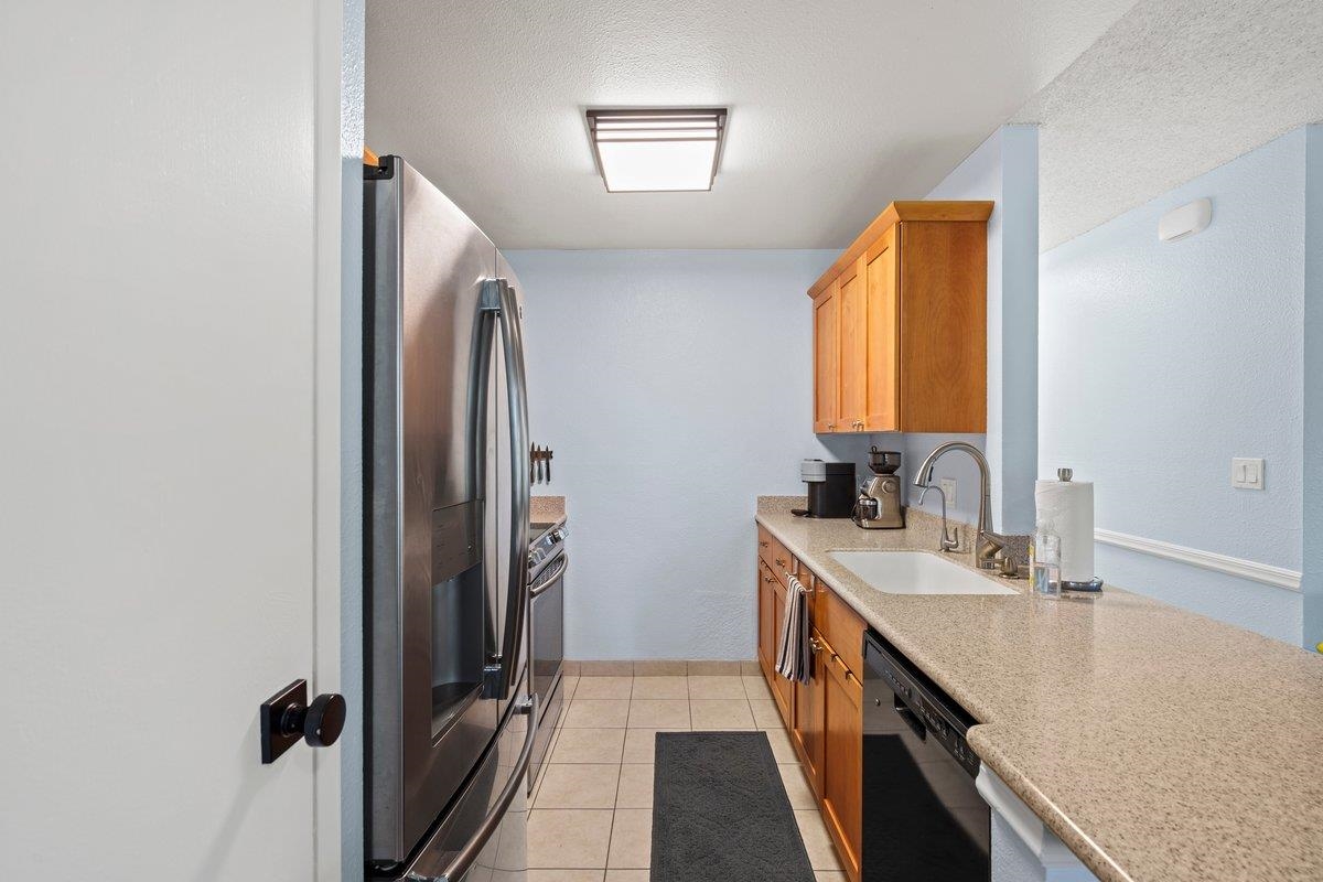 140 Uwapo Road, Unit 35102 Kihei, HI 96753 - Photo 9 of 30 a bathroom with a double vanity sink and a mirror