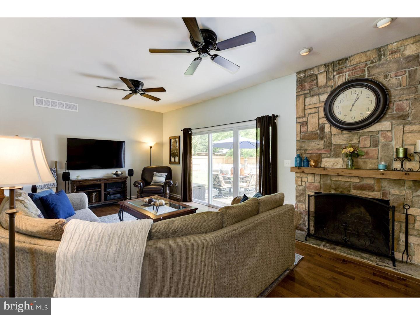 32 Delwood Road Cherry Hill, NJ 08002 - Photo 7 of 25 Living Room