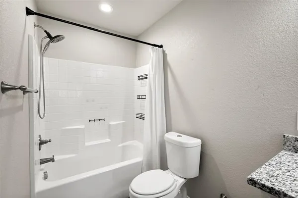 $2,100 | 300 Lipscomb Street, Cleburne, TX 76031