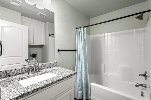 $2,100 | 300 Lipscomb Street, Cleburne, TX 76031