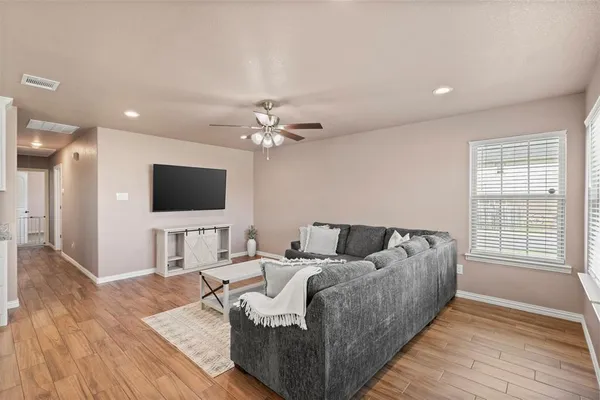 $2,100 | 300 Lipscomb Street, Cleburne, TX 76031