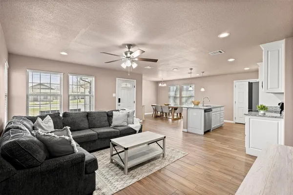 $2,100 | 300 Lipscomb Street, Cleburne, TX 76031