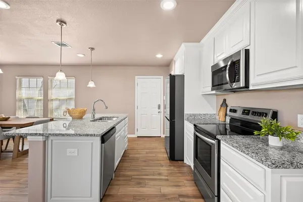 $2,100 | 300 Lipscomb Street, Cleburne, TX 76031