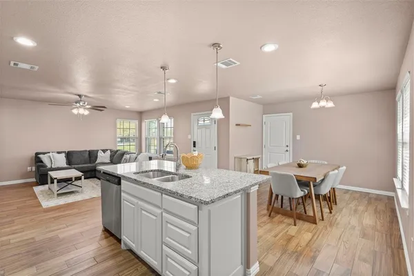 $2,100 | 300 Lipscomb Street, Cleburne, TX 76031