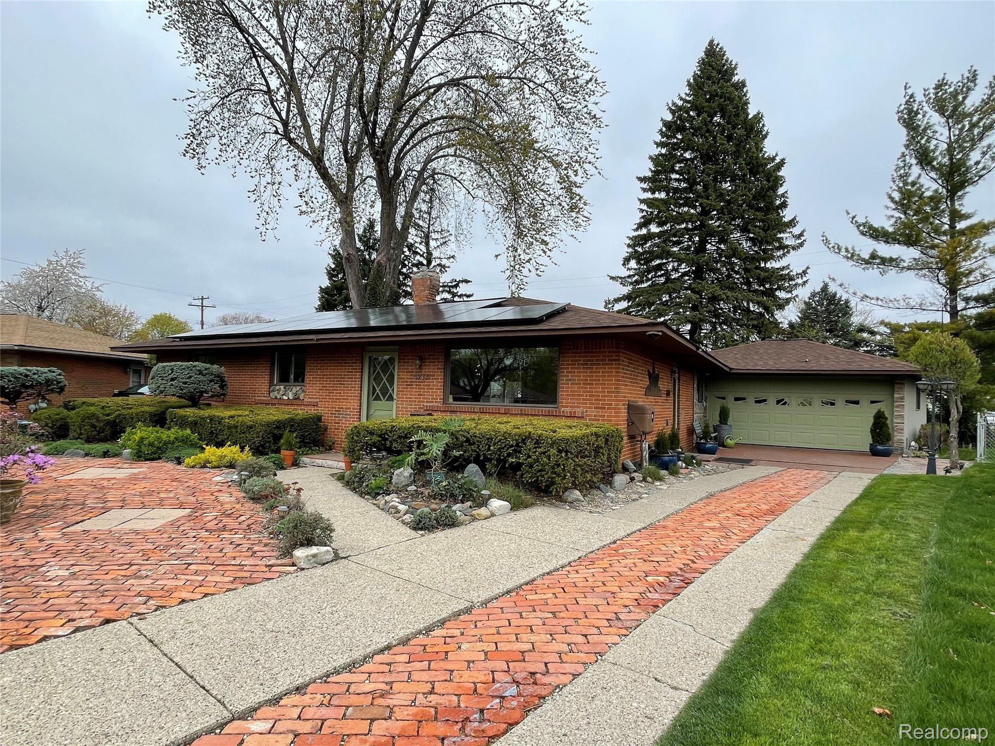 4933 Harding Street Wayne, MI 48184 - Photo 3 of 38 3135687D-568A-4237-872D-BACAE196E04D.jpeg