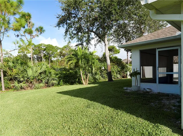 a view of a house with backyard