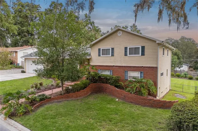 a view of a yard in front of house