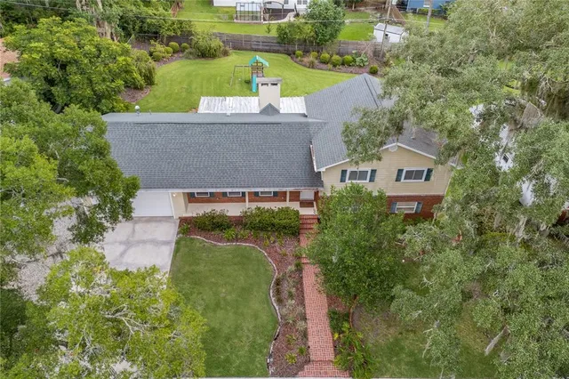 an aerial view of a house with outdoor space and lake view