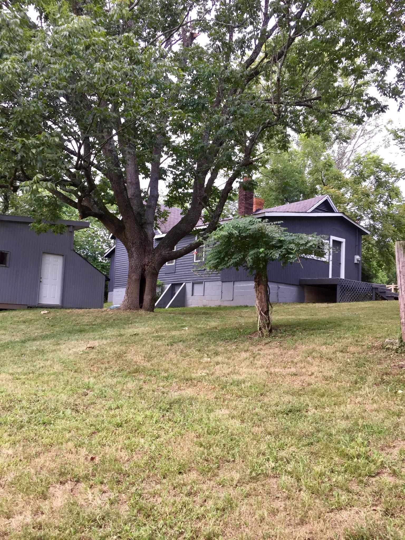 112 2 Valley Road Hendersonville, TN 37075 - Photo 2 of 25 a house with swimming pool in front of it