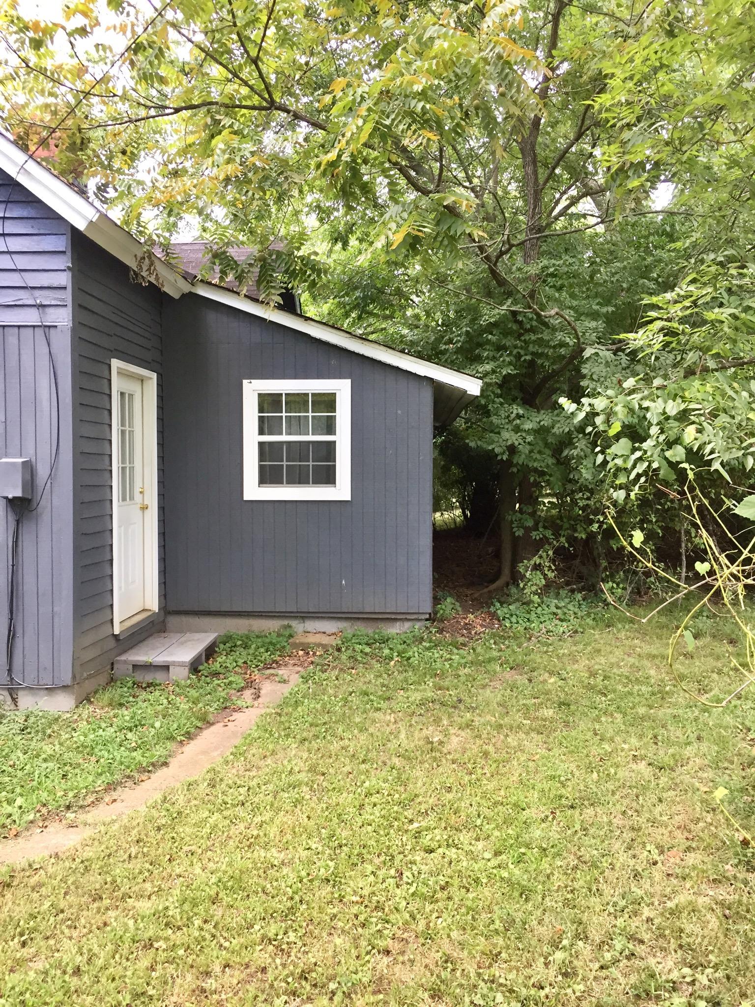 112 2 Valley Road Hendersonville, TN 37075 - Photo 3 of 25 a backyard of a house with plants and large tree