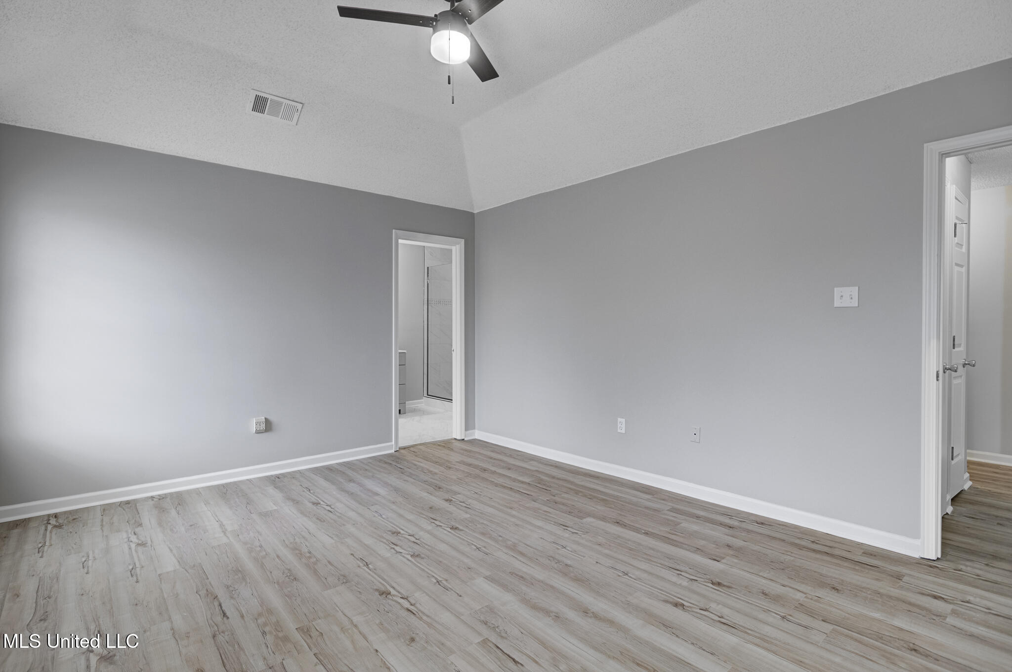 5750 Sparrow Run Olive Branch, MS 38654 - Photo 12 of 27 IMG_3755_6_7_8_9