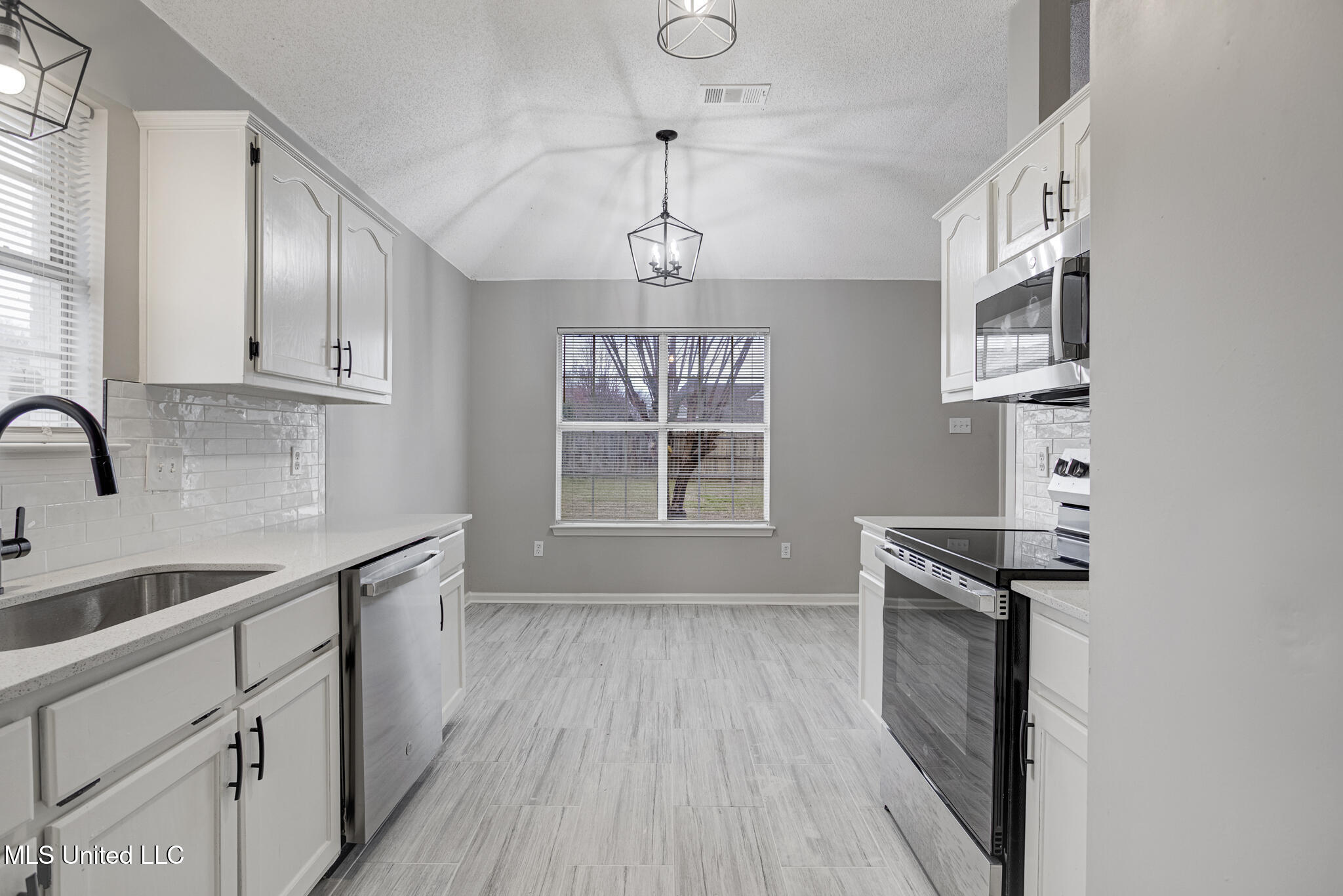 5750 Sparrow Run Olive Branch, MS 38654 - Photo 5 of 27 IMG_3745_6_7_8_9