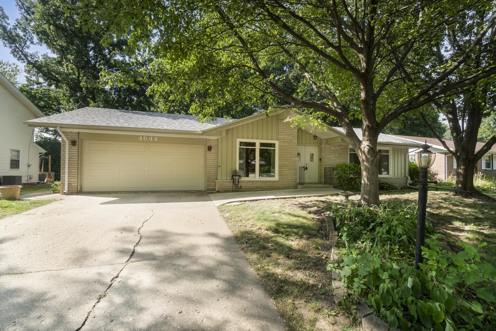 4644 Pepper Drive Rockford, IL 61114 - Photo 3 of 45 a front view of a house with garden