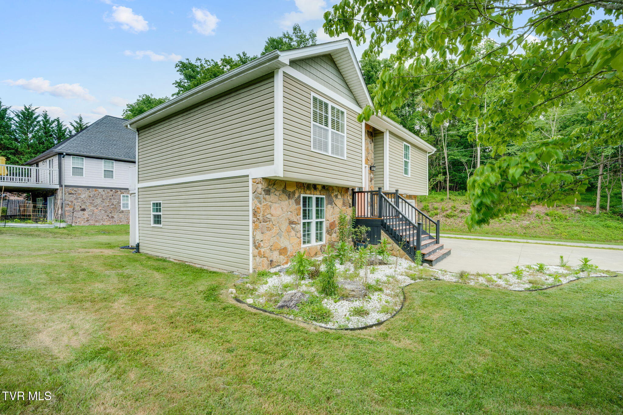 1603 Lone Oak Road Johnson City, TN 37604 - Photo 3 of 36 002