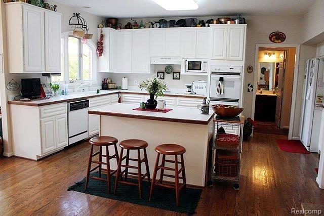 1407 Pebble Ridge Drive Rochester, MI 48307 - Photo 6 of 25 Spacious Kitchen
