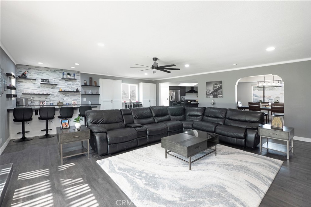 14681 Choco Road Apple Valley, CA 92307 - Photo 10 of 75 Living room & Bar area