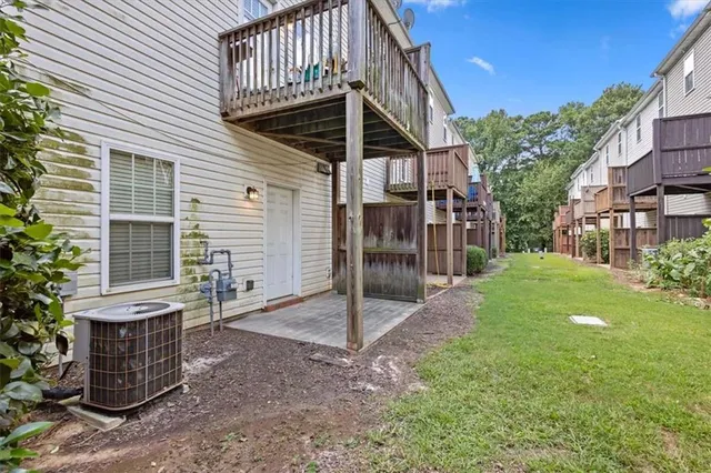 a view of a house with backyard