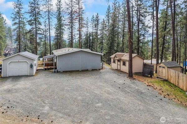 a view of a house with backyard and trees