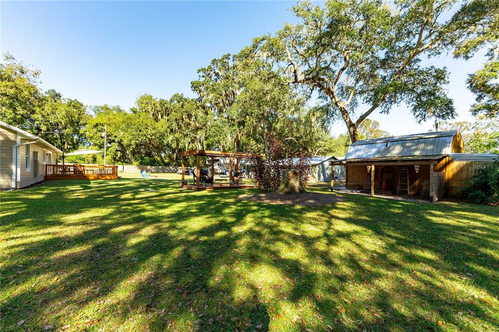 7037 County Road 625 Bushnell, FL 33513 - Photo 42 of 72 a backyard of a house with table and chairs