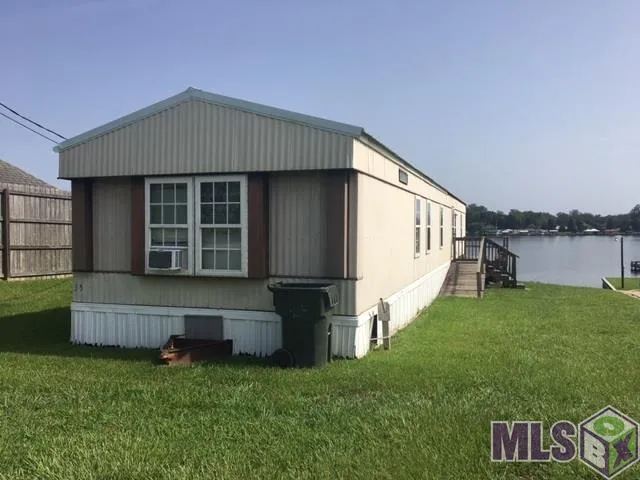 $900 | 7486 False River Drive, Oscar, LA 70762