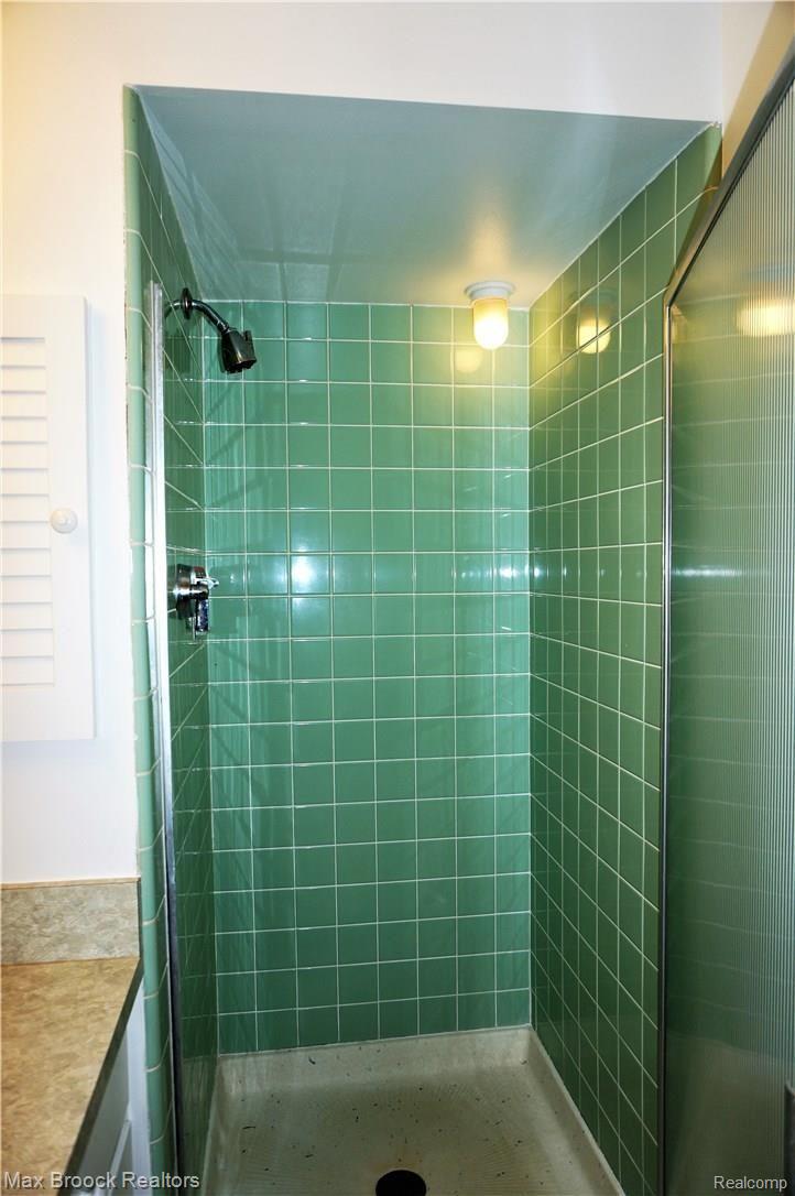 20210 Old Coach Road Franklin, MI 48025 - Photo 24 of 37 mb shower.JPG