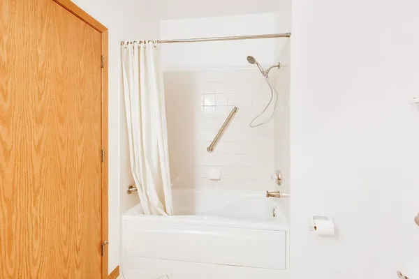 $400,000 | 2392 Carillon Drive, Grayslake, IL 60030