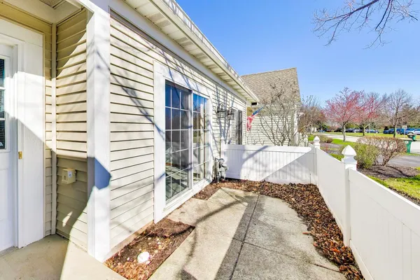 $400,000 | 2392 Carillon Drive, Grayslake, IL 60030