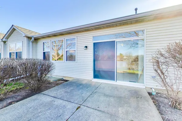 $400,000 | 2392 Carillon Drive, Grayslake, IL 60030