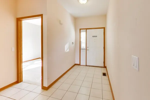 $400,000 | 2392 Carillon Drive, Grayslake, IL 60030