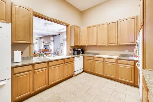 $400,000 | 2392 Carillon Drive, Grayslake, IL 60030