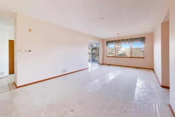 $400,000 | 2392 Carillon Drive, Grayslake, IL 60030