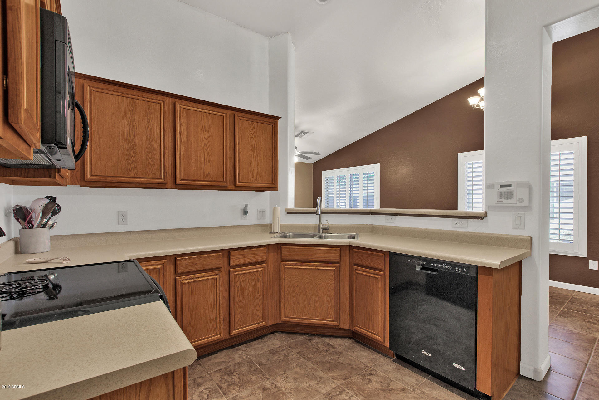 Kitchen w/plenty of cabinets for storage