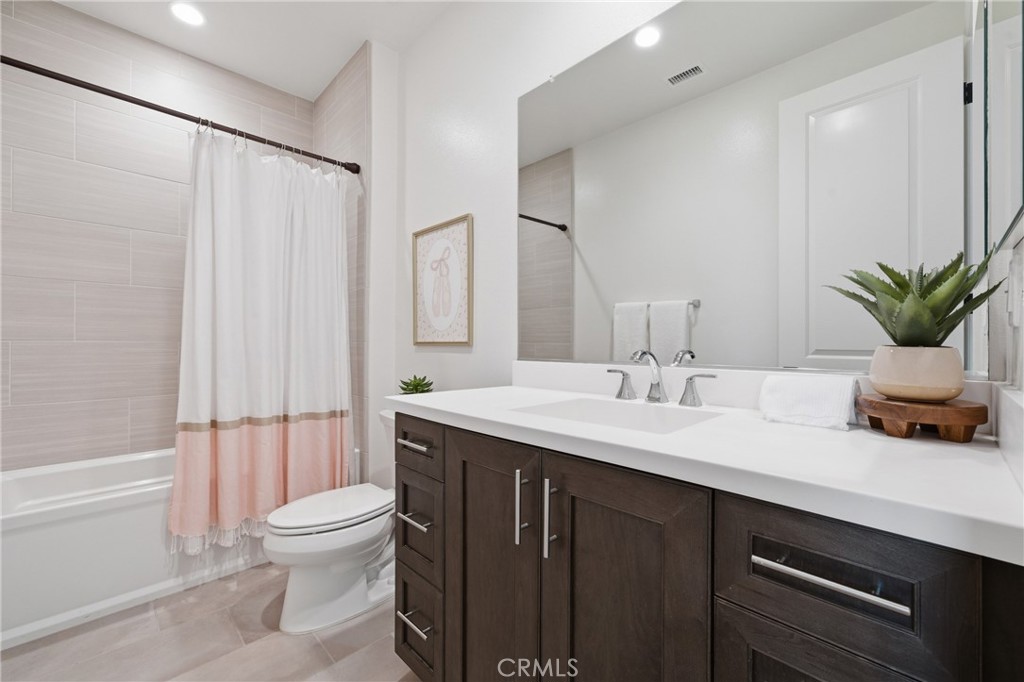 84 Rockinghorse Irvine, CA 92602 - Photo 32 of 41 Secondary Bathroom 2