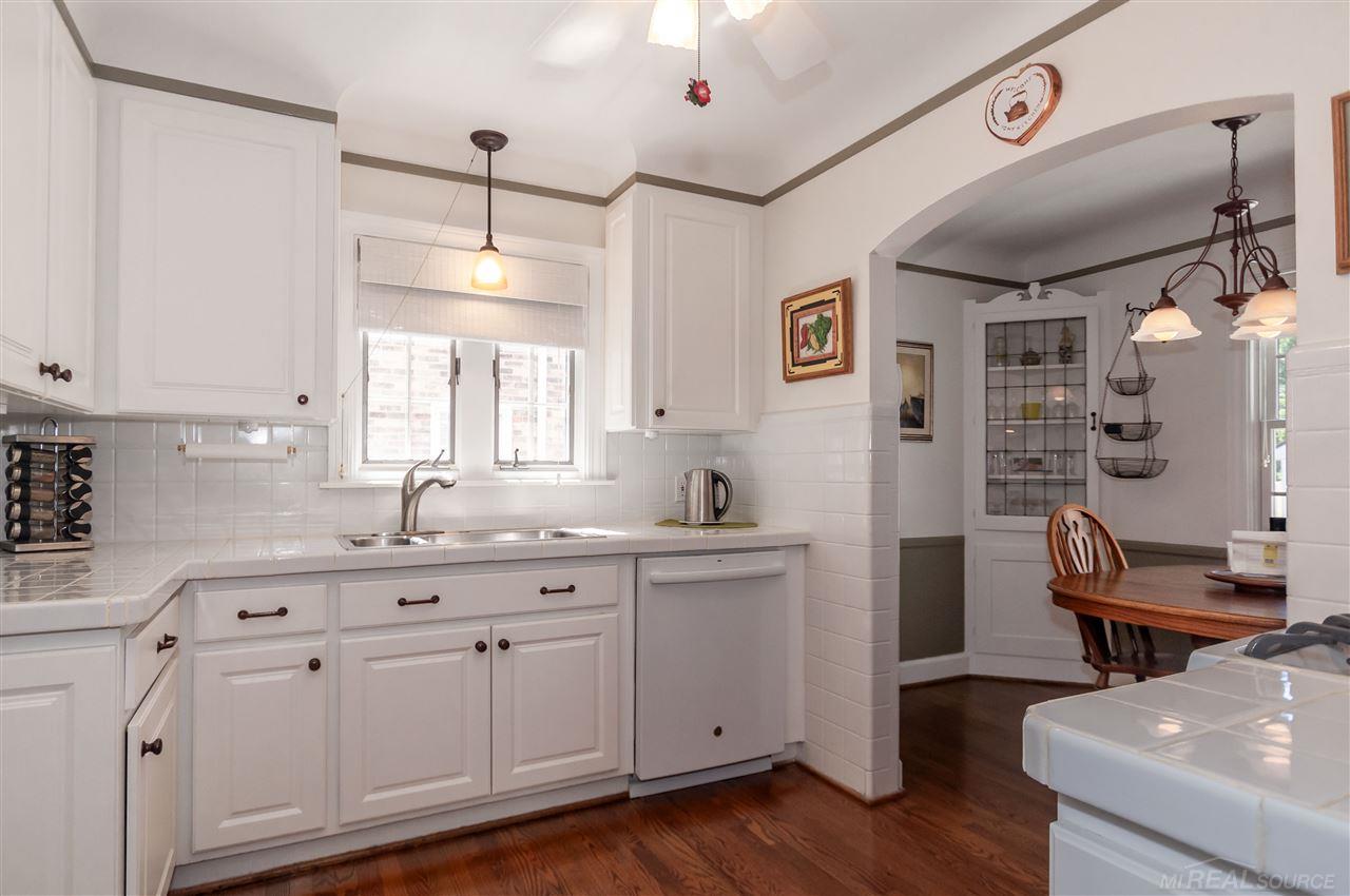 335 Merriweather Road Grosse Pointe, MI 48236 - Photo 12 of 36 50016234-11.JPG
