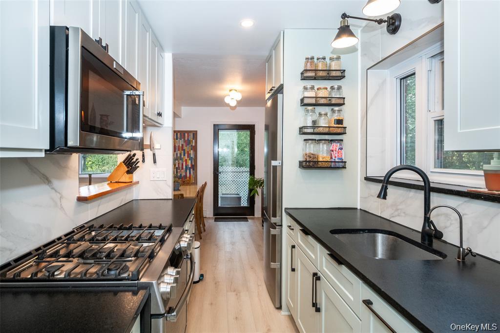 673 Pelham Road, Unit E14 New Rochelle, NY 10805 - Photo 3 of 34 Gallery Image 3