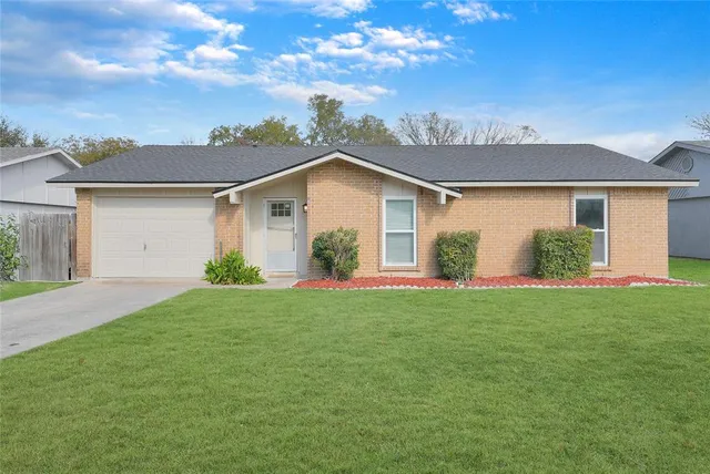 a view of a yard in front of the house