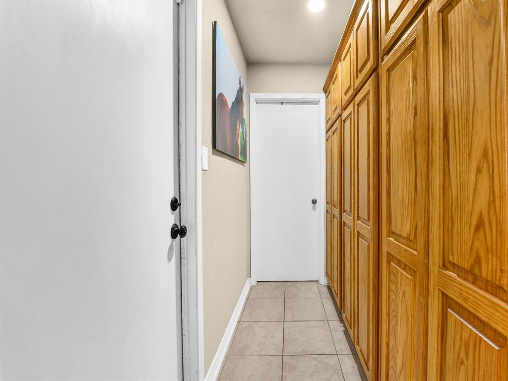 325 Huggins Drive Springtown, TX 76082 - Photo 11 of 28 a view of a hallway